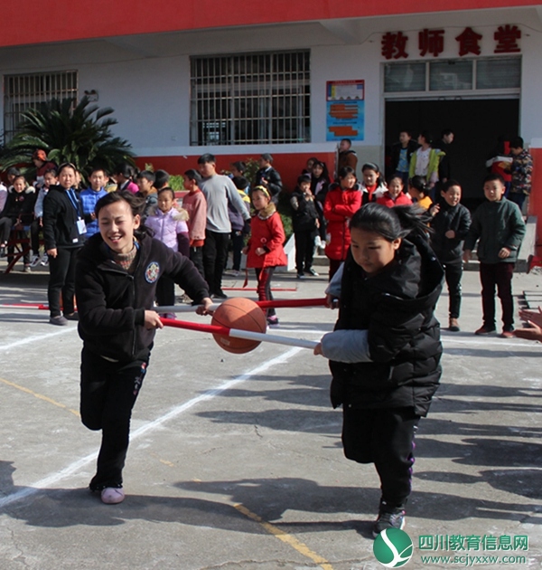 图为夹球比赛.JPG