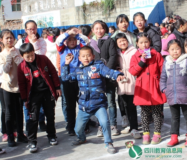 苍溪县石马小学举行冬季趣味运动会