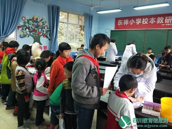 东禅卫生院到东禅小学对建档立卡学生进行体检1.jpg