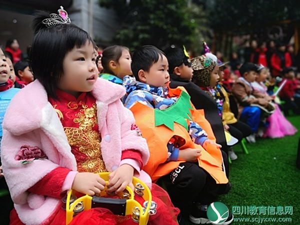 身穿童话剧服装的小橙子们.jpg