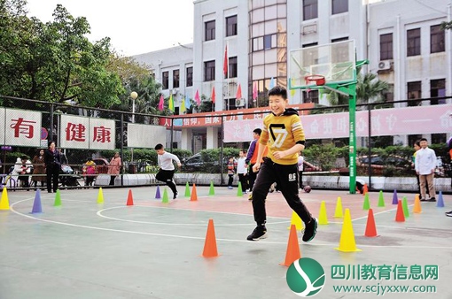 内江社区大学内铁社区教育学习中心开设青少年篮球公开课
