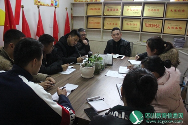 学校负责人聆听分管副校长的发言.jpg