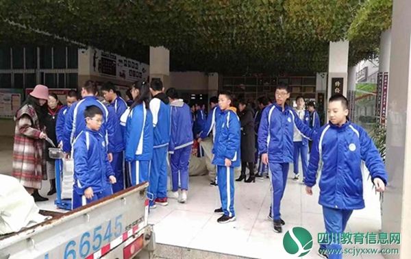 利州区嘉陵一中开展“书香利州·一木环保”公益活动