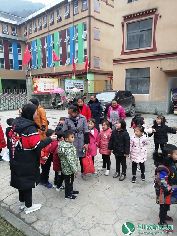 汶川二幼开展防拐防骗演练活动 (1).jpg