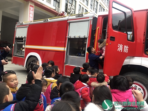 汶川二幼开展“心目中的英雄——消防员”实践活动 (3).jpg