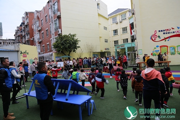 观摩晨间活动.JPG