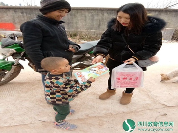 安居区三家镇中心幼儿园开展以“关爱留守儿童”为主题的教育扶贫活动