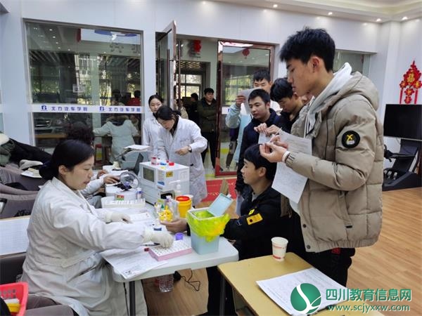 广元职高师生积极参加无偿献血活动