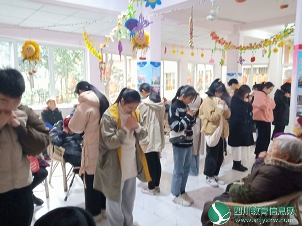 峨眉一中开展青年志愿者进敬老院送温暖活动