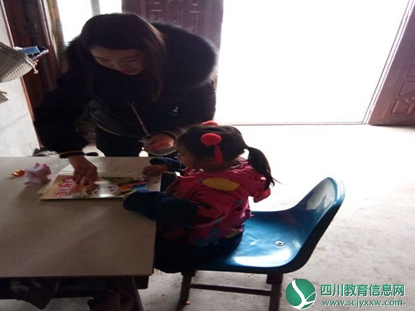 安居区三家镇中心幼儿园开展以“关爱留守儿童”为主题的教育扶贫活动2.jpg