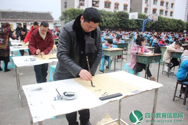 安居明德学校举行第四届千人汉字书写大赛