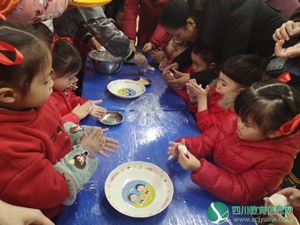 幼儿制作汤圆图片.jpg