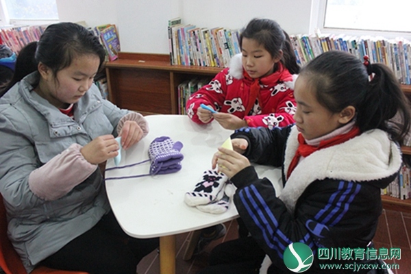 孩子们专心致志地学习.JPG
