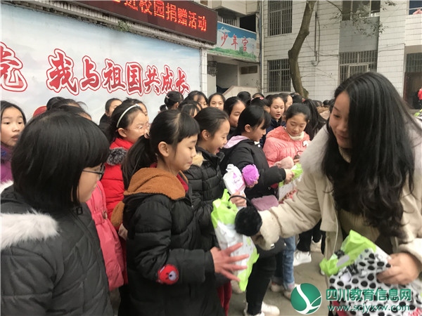 广安爱心企业走进街子镇小学开展捐赠活动