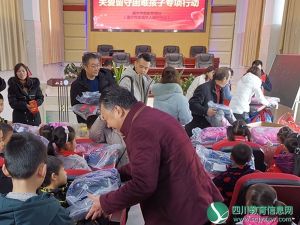 “冬日暖阳”关爱留守孩子活动走进安居区西眉小学 (2).jpg