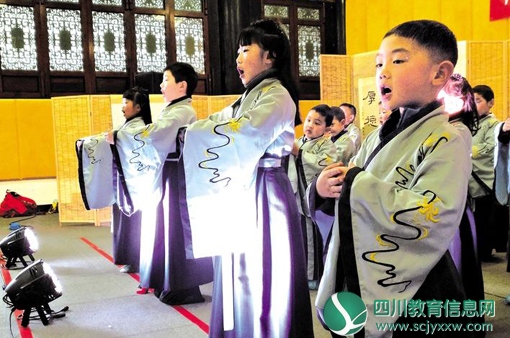 内江社区大学内锻社区教育学习中心举办“公益国学堂”汇报演出