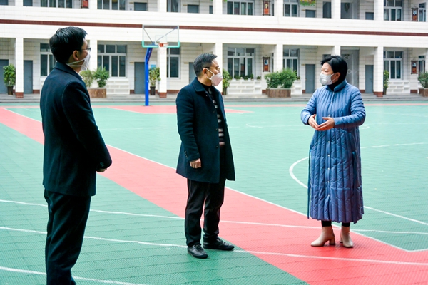 巴州区委常委、宣传部长、区总工会主席刘尧 深入巴州区三小调研学校疫情防控工作
