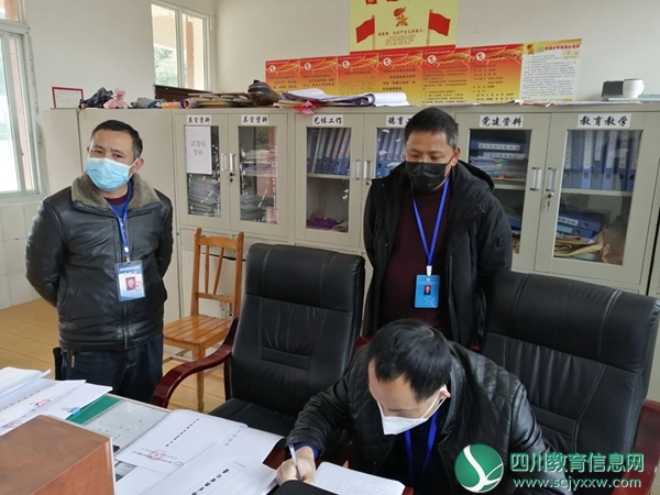 2020.2.14安居区计财股副股长唐纪春到兴旺明德小学督察督导新型肺炎疫情防控工作3.jpg