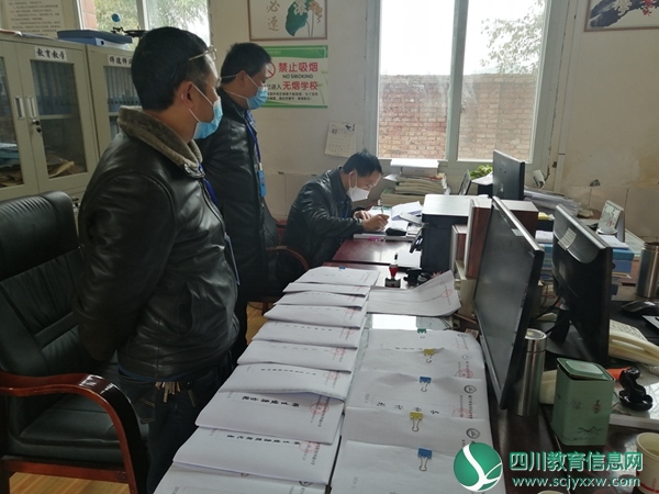 2020.2.22安居区计财股副股长唐纪春到兴旺明德小学督察督导新型肺炎疫情防控工作1.jpg