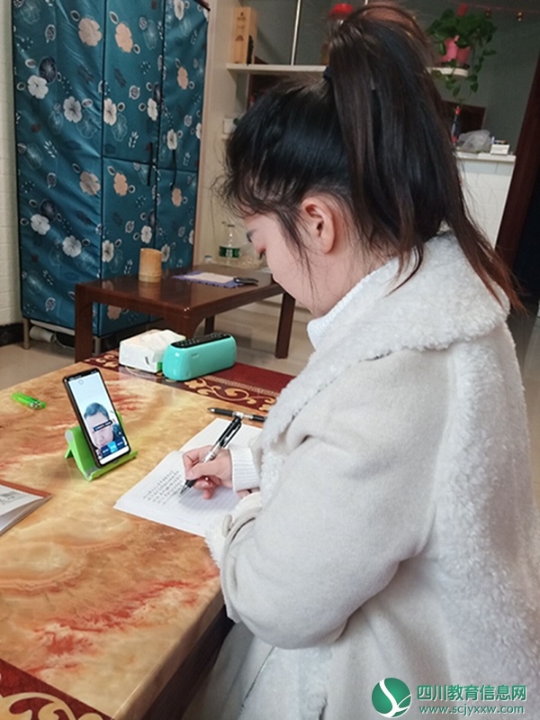 安居区东禅小学在钉钉视频上召开全体班主任会议2.jpg