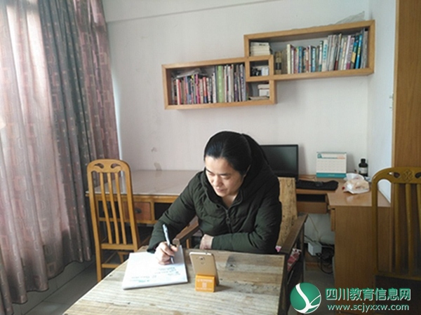 安居区东禅小学在钉钉视频上召开全体班主任会议