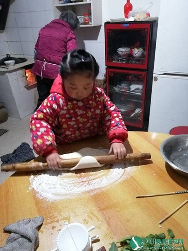 2.小朋友帮助奶奶做家务.JPG