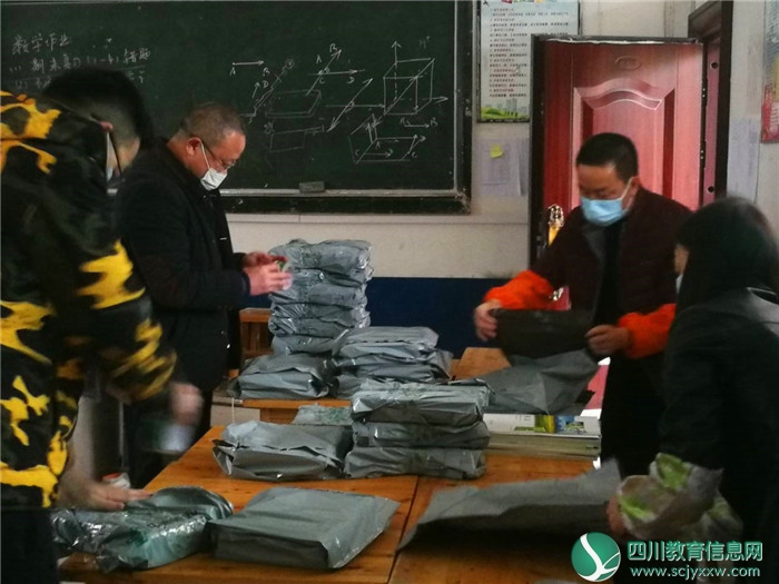 疫情防控期间 广安武胜烈面中学认真做好教材发放工作