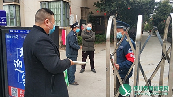 安居区东禅小学：学校组织党干部上门为教师送新教材3.jpg