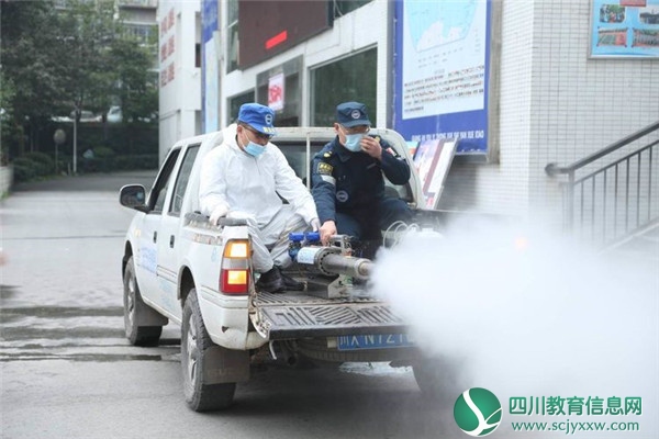  广安友谊实验学校邀请市蓝天应急救援队对校园进行专业性的消毒防疫