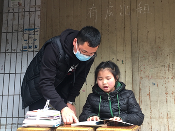 安居明德学校开展为“特殊群体”学生送温暖活动