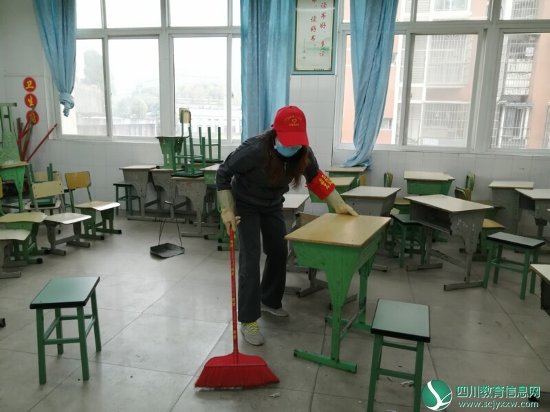 广元市零八一中学开展周末校园大扫除活动