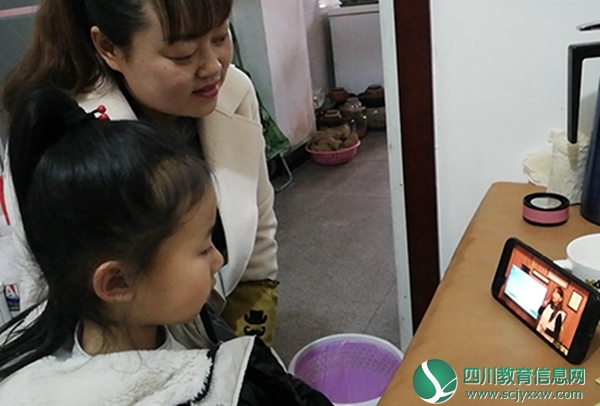 中国中铁映秀幼儿园组织 全园教师、家长观看娜姆云课堂家教视频