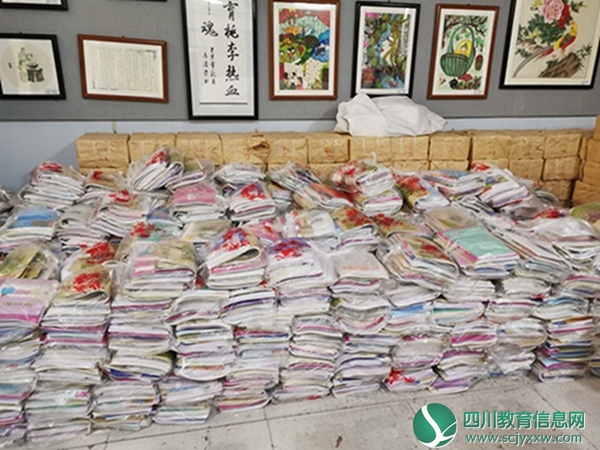 已经装好袋的书整齐地摆放在教师里.jpg