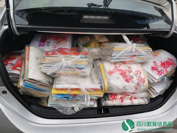 书已经装车等待分送.jpg