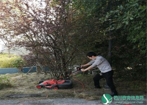 武胜黄石小学：整治校园环境 保障学生安全开学