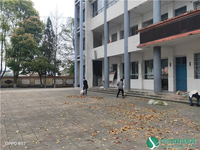 武胜新学小学：卫生大扫除 齐心协力 共建美丽校园