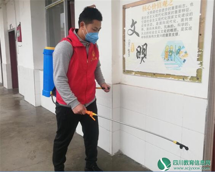 广安市代市中学校开展“周末卫生大扫除”活动