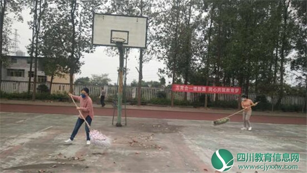 武胜城北初中开展爱国卫生运动“周末卫生大扫除”活动