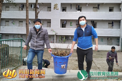 内江市十二中第一党小组和全体行政干部认真开展“周末卫生大扫除”