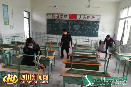 高粱中心校开展周末卫生大扫除活动
