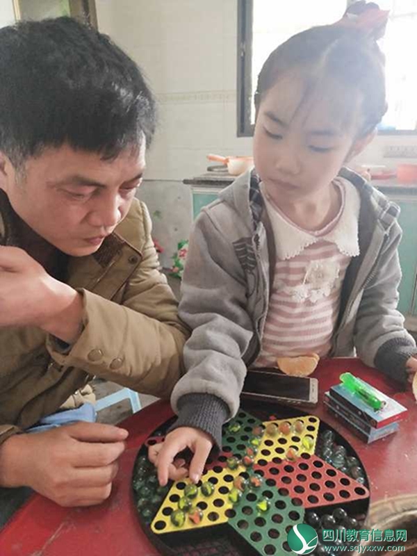 亲子活动—与父亲下跳子棋.jpg