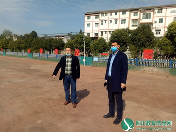 安居区教体局体育发展中心主任赵小波一行来到东禅小学规划标准化曲棍球基地
