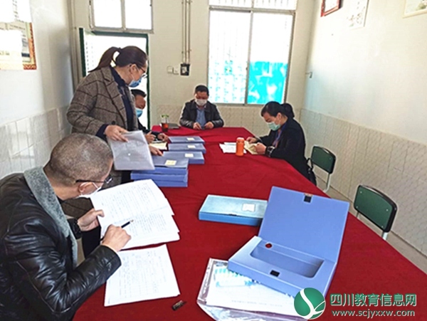 督查组查阅疫情防控及开学准备工作相关资料.jpg