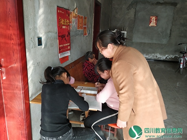 谢洪英老师疫情期间入户关心留守儿童.jpg