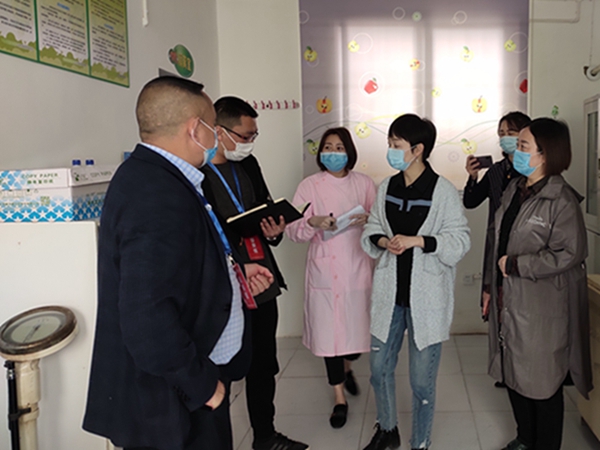 市委督察组与卫生保健所对江油市东方红幼儿园 疫情防控工作进行督察