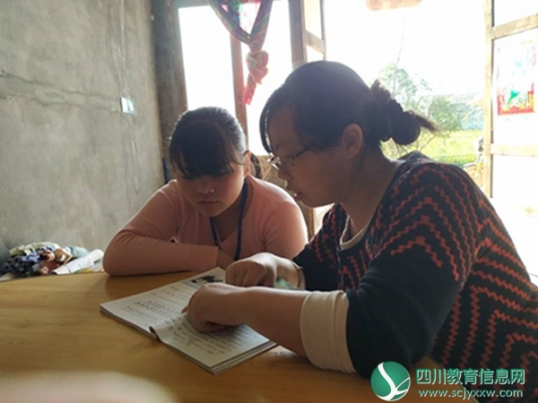 东禅小学谢洪英老师上门辅导学生.jpg