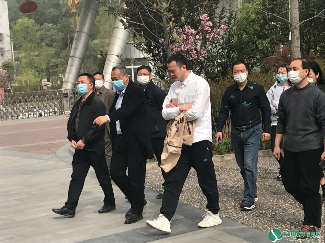 广元市招生考试中心主任杨青锋一行到八二一中学检查督促国家教育考试标准化考场的建立