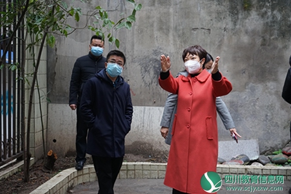 局领导对我园文物古墙进行考察.jpg