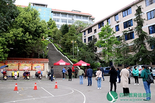 县领导检查高三开学复课准备工作