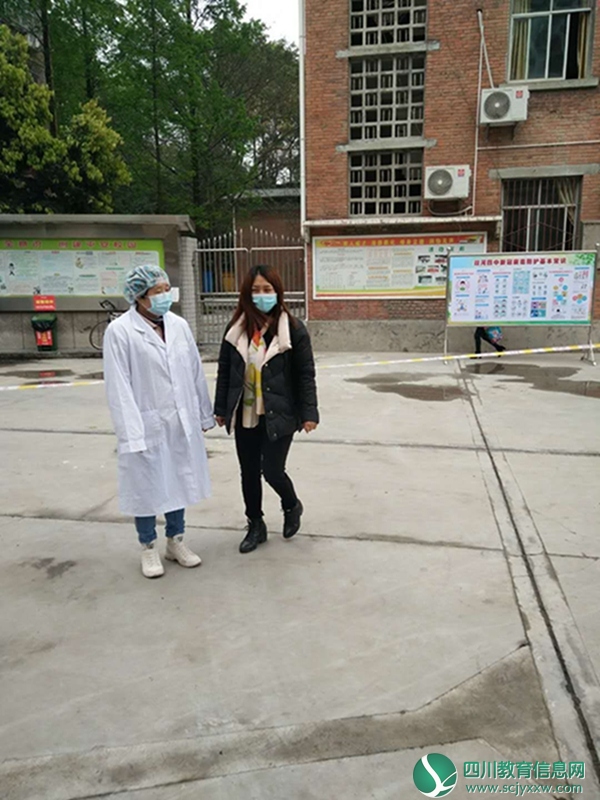 图为校医带体温异常学生到隔离室.jpg